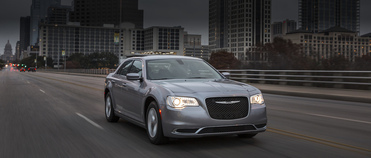 Chrysler 300 2018 illustrée en gris céramique, vue extérieure