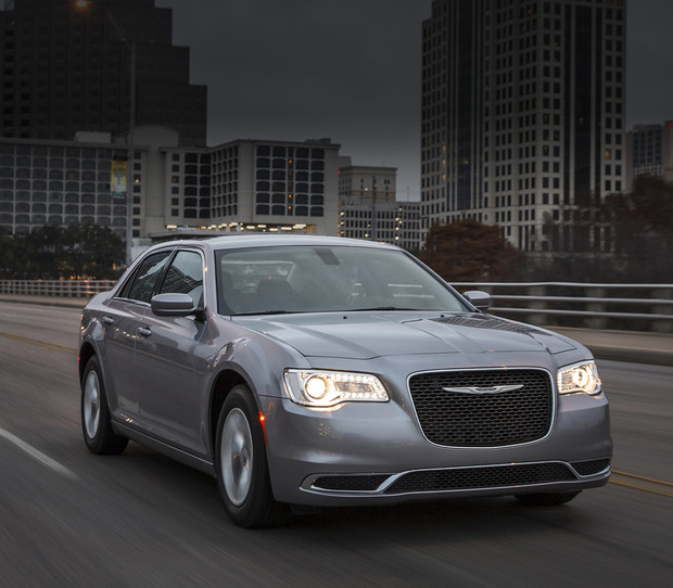 Chrysler 300 2018 illustrée en gris céramique, vue extérieure