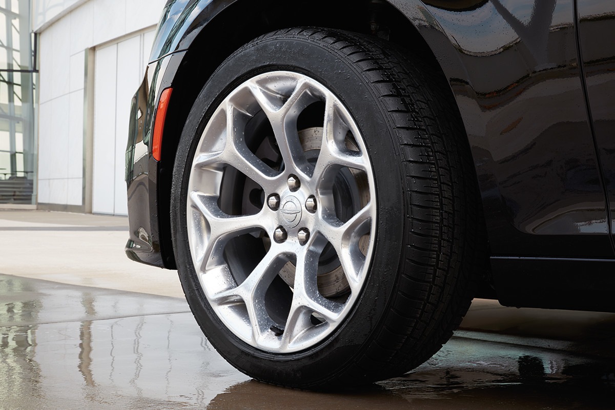 2019 Chrysler 300 with aluminum wheels