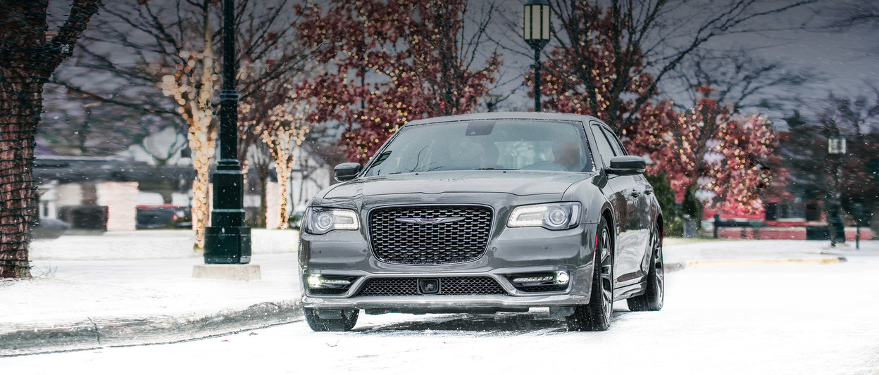 Chrysler 300 2019 avec extérieur noir, garée