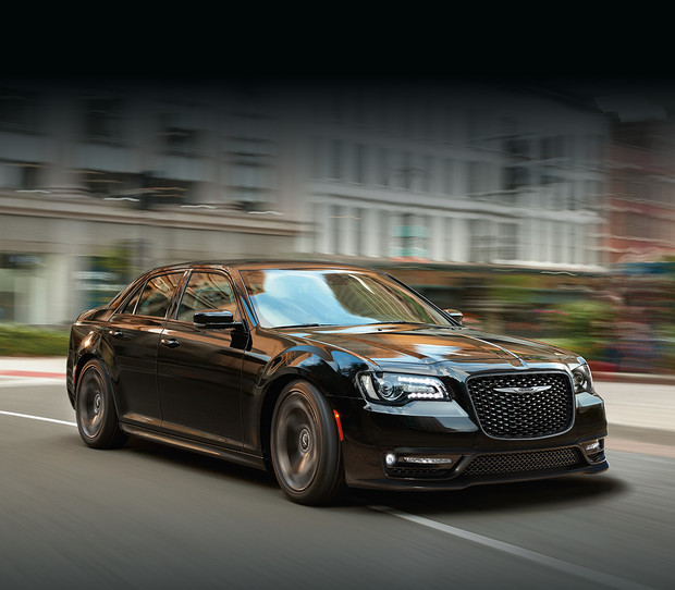 Chrysler 300 2019 roulant dans les rues de la ville