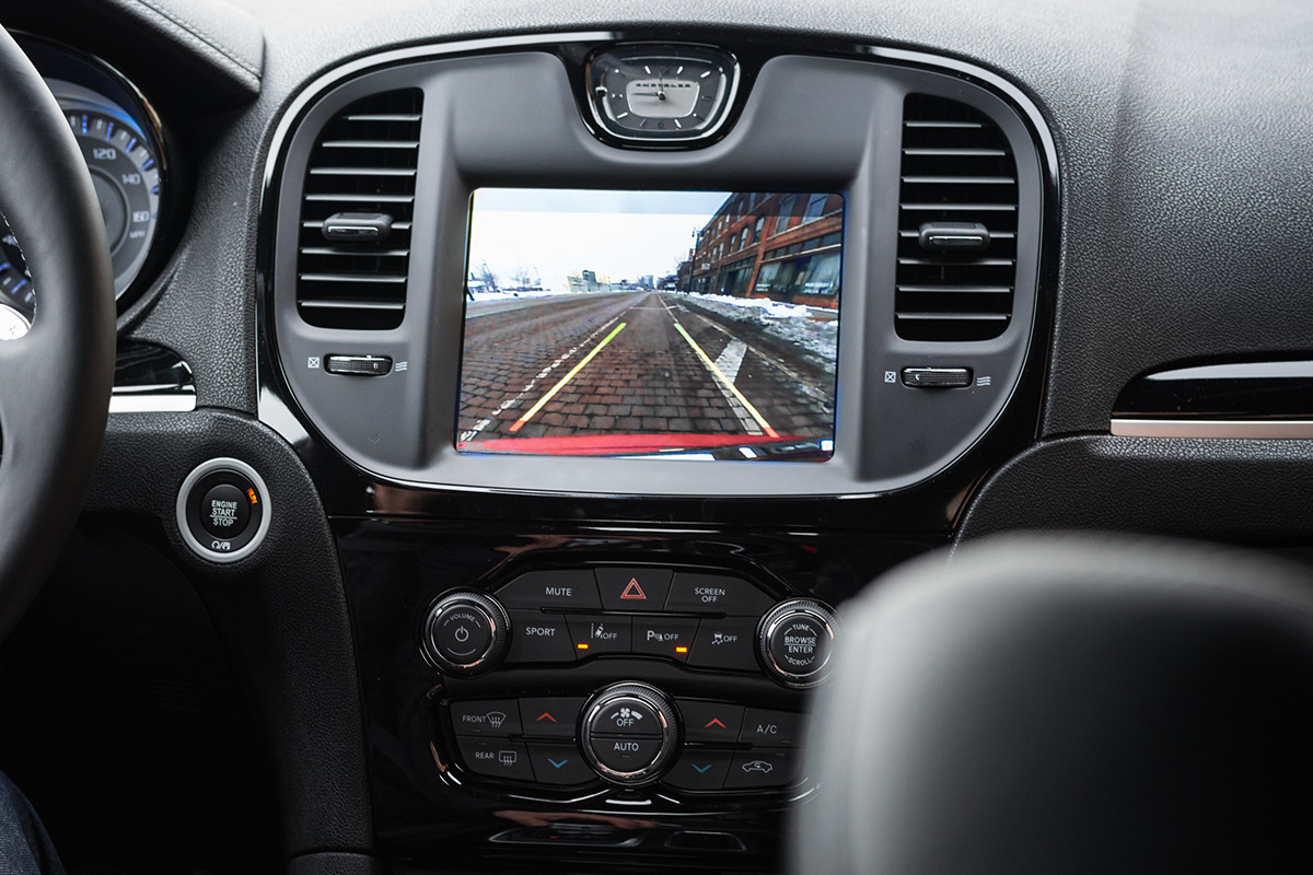 L’écran multimédia tactile de 8,4 po de la Chrysler 300 2020 affichant le système de caméra de recul