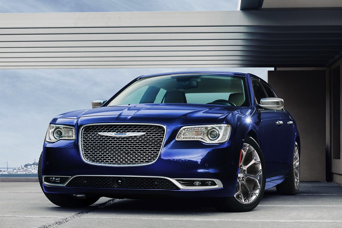 Une Chrysler 300 2020 bleu brillant stationnée devant une maison à l’allure moderne.