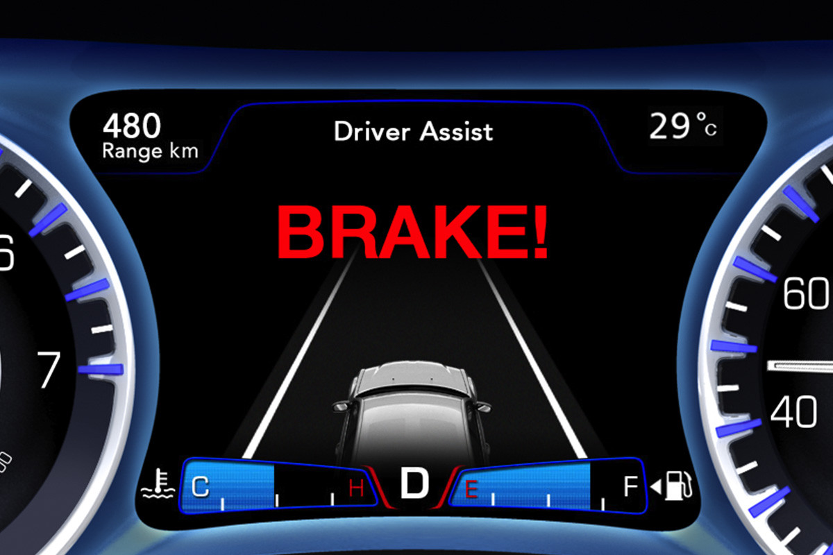 Écran intégré au groupe d’instrument de la Chrysler 300 2020 avec système d’alerte de collision avant et système de freinage actif à l’écran
