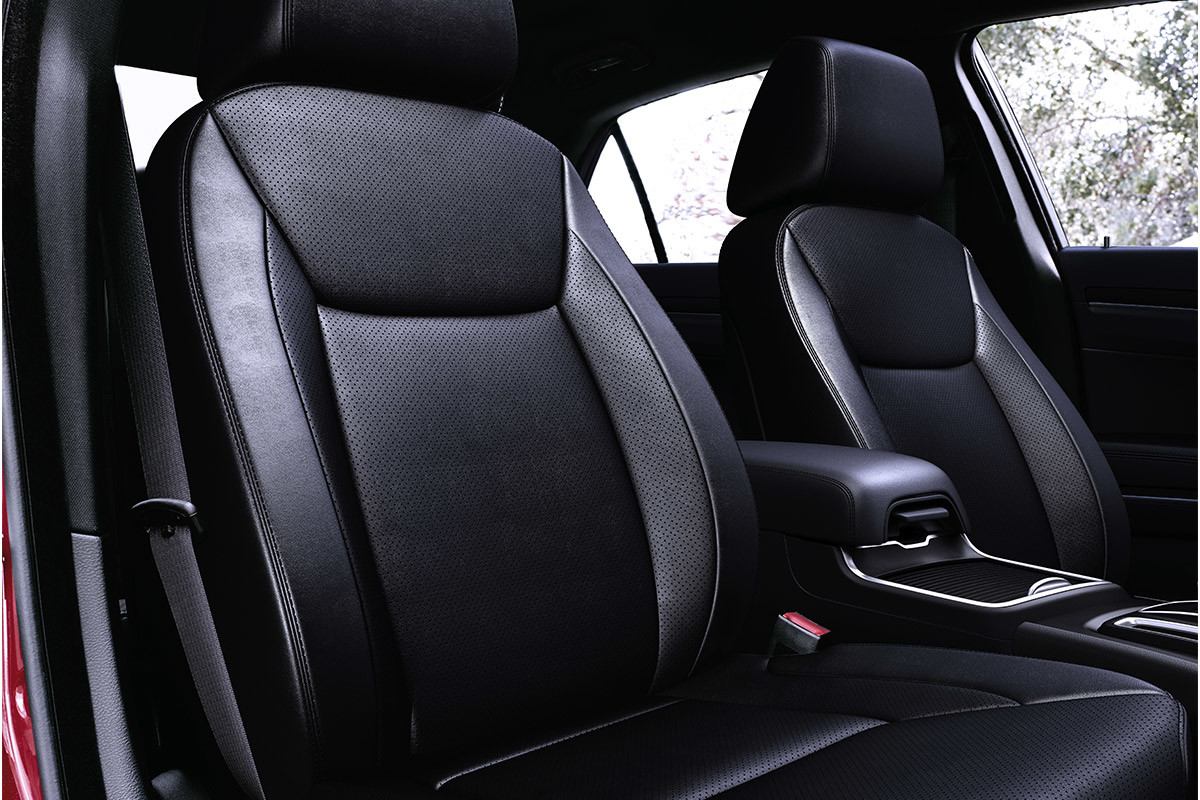 Une vue des sièges sport avant chauffants et ventilés, garnis de cuir, livrables en option à l’intérieur de la Chrysler 300 2021.