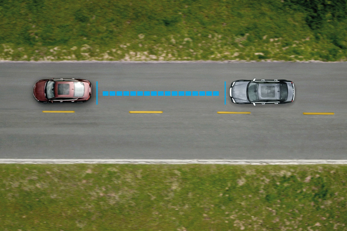 Vue aérienne d’une Chrysler 300 2021 cristal granit métallisé suivant un autre véhicule sur la route. Les lignes bleues illustrées indiquent la distance entre les deux véhicules.