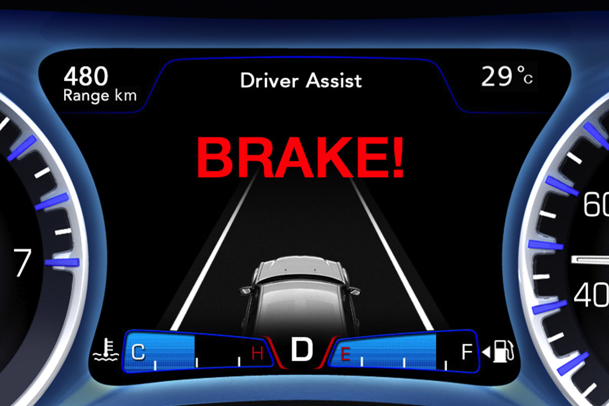 Gros plan de l’écran haute définition de 7 po intégré au groupe d’instruments de la Chrysler 300 2021, qui affiche l’alerte de l’aide à la conduite et le message « Brake! » (freinage).