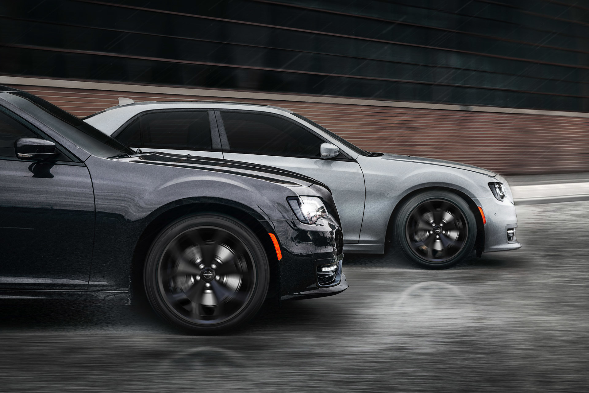 Vue latérale d’une Chrysler 300 2021 cristal granit métallisé avec une Chrysler 300 2021 argent éclatant en arrière-plan.