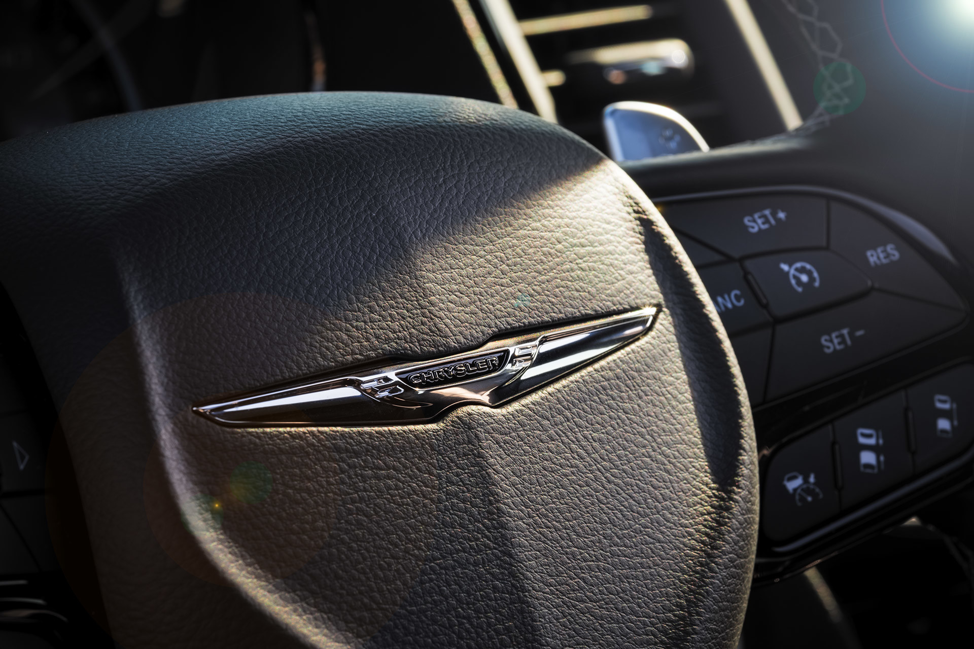 Vue rapprochée du logo Chrysler sur le volant du Chrysler 300 2021.