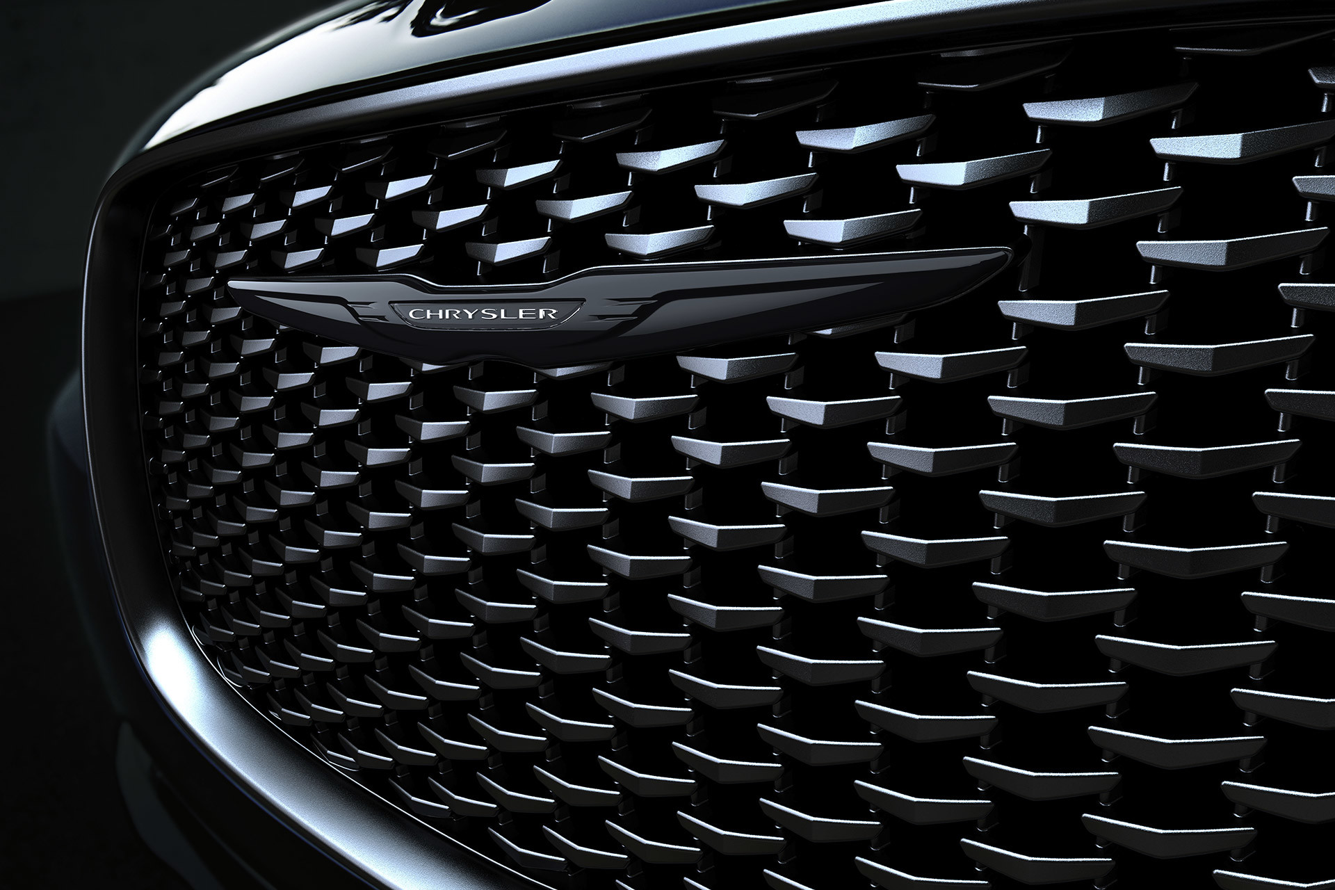 Gros plan de la calandre élégante et de l’emblème ailé légendaire de la Chrysler 300 2021.