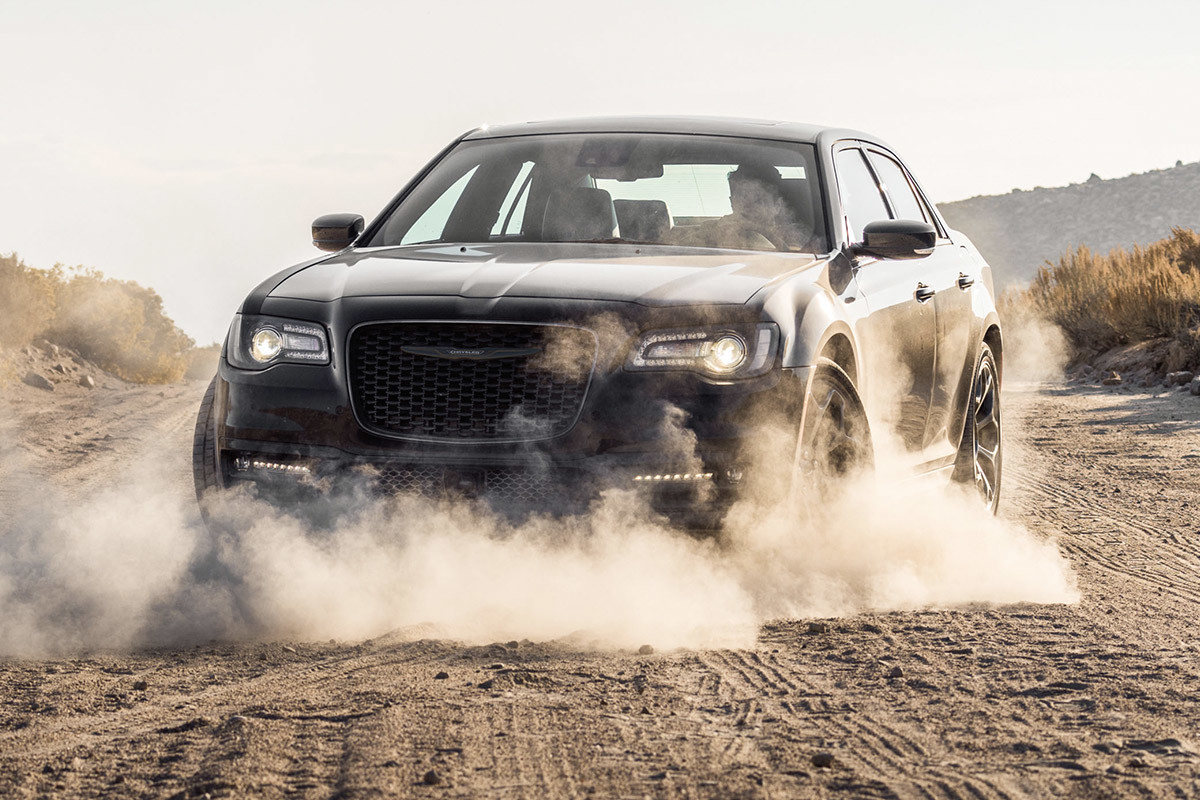 Une Chrysler 300 dérapant sur une route de sable