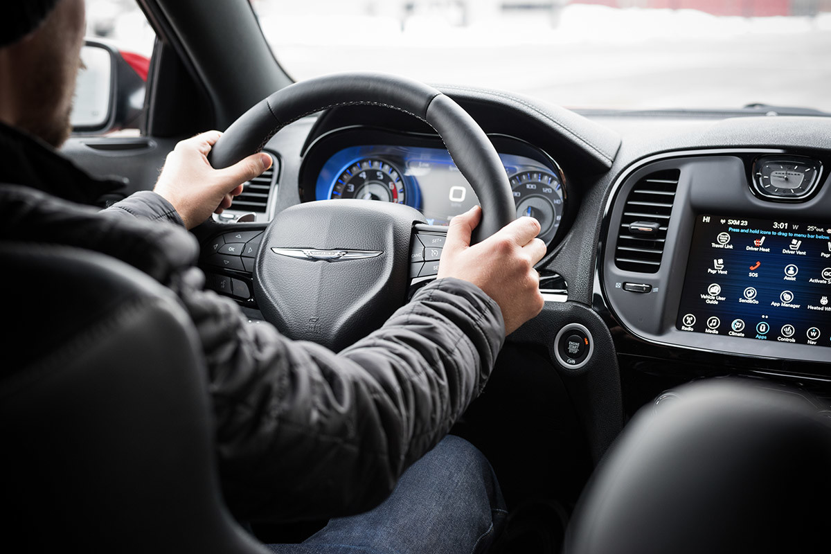 Intérieur côté conducteur d’une Chrysler 300 avec un homme au volant