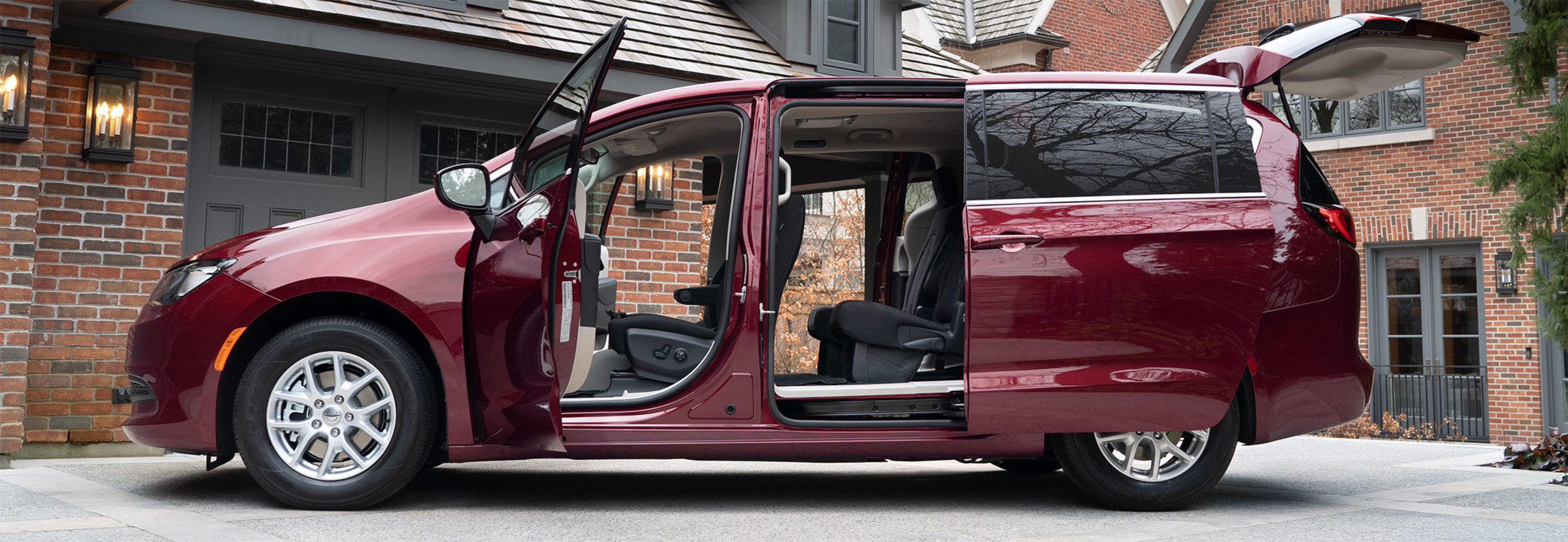 A side view of the 2022 Chrysler Grand Caravan with all doors open.