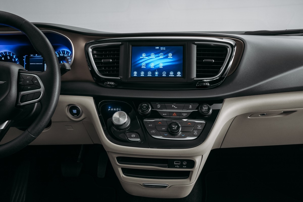 Centre console of the new 2021 Chrysler Grand Caravan, showing a 7-inch high-definition touchscreen.