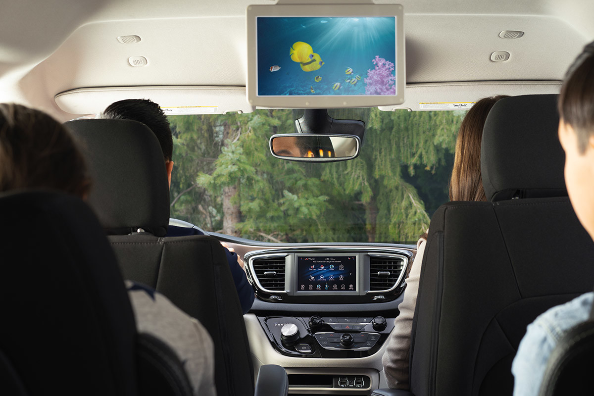Vue du lecteur DVD au pavillon et de l’écran articulé, livrable en option pour divertir les passagers des deuxième et troisième rangées à l’intérieur de la Grand Caravan SXT 2021.