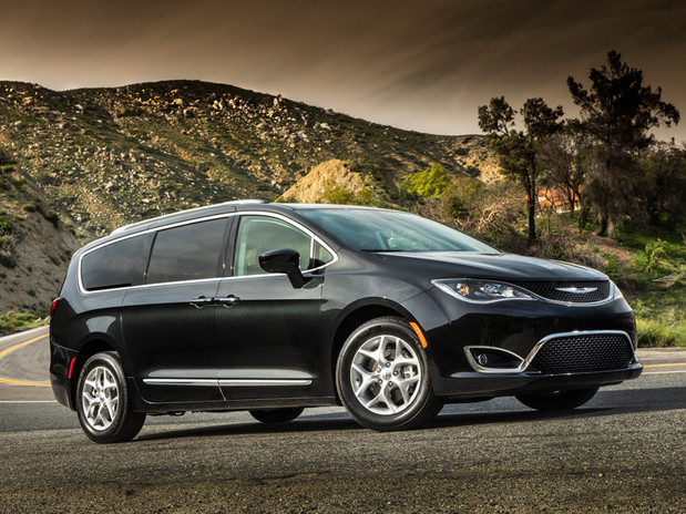 2018 Chrysler Pacifica Minivan, side view
