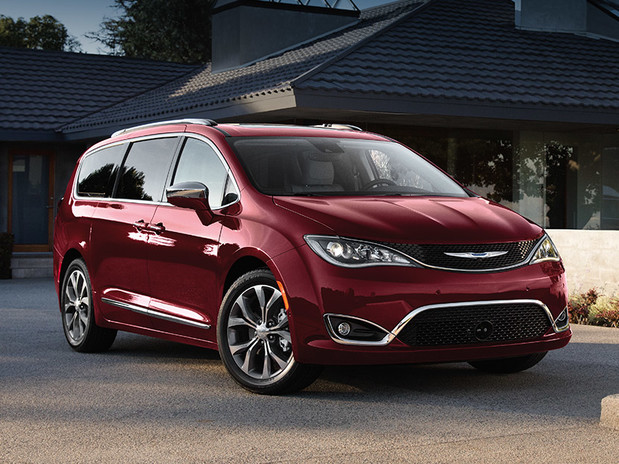 Vue de face de la Chrysler Pacifica 2020, illustrée en rouge, stationnée dans une entrée devant une maison