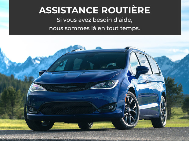 Assistance routière. Si vous avez besoin d’aide, nous sommes là en tout temps. Une Chrysler Pacifica 2020 bleue stationnée devant une scène pittoresque avec des montagnes
