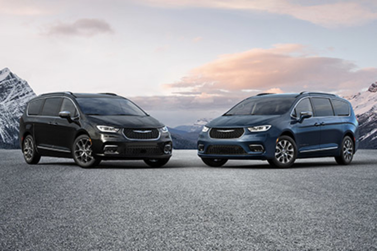 Deux Chrysler Pacifica, une noire et une bleue, toutes deux garées à l’extérieur avec des montagnes enneigées en arrière-plan.