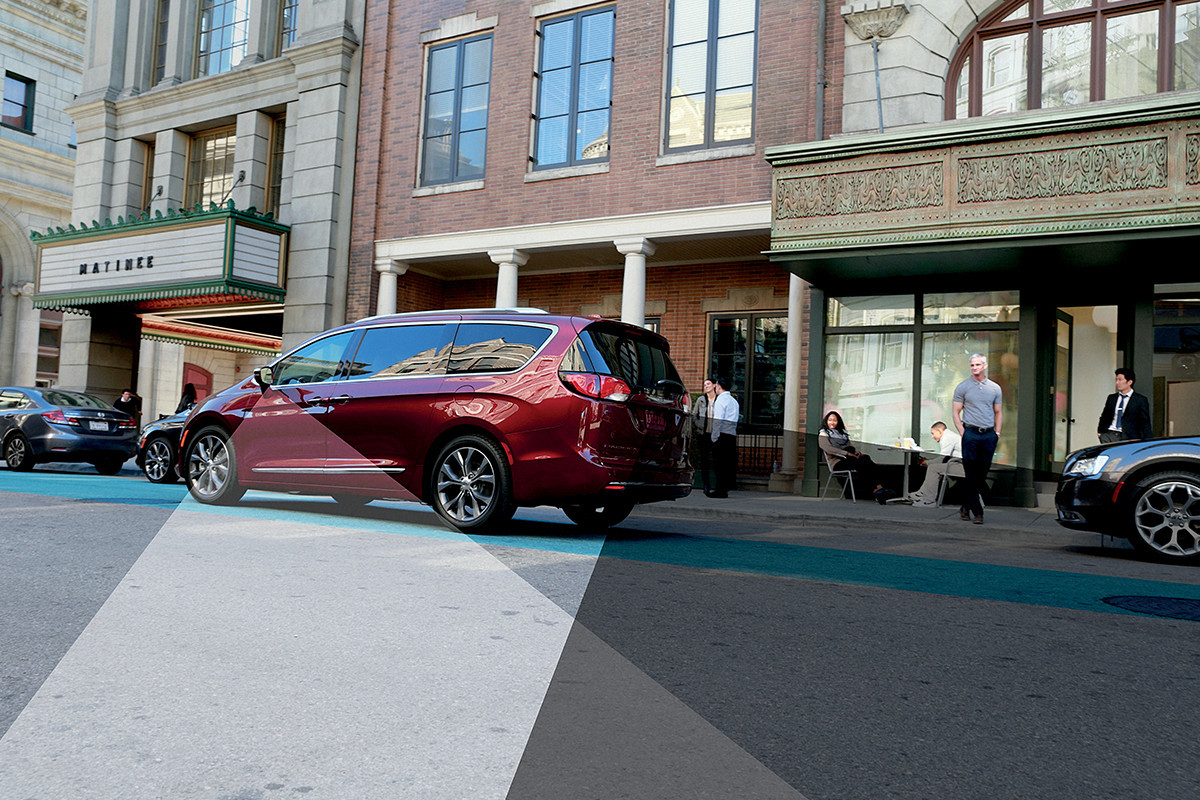2018-Chrysler-Pacifica-Safety-Parking-Assistance