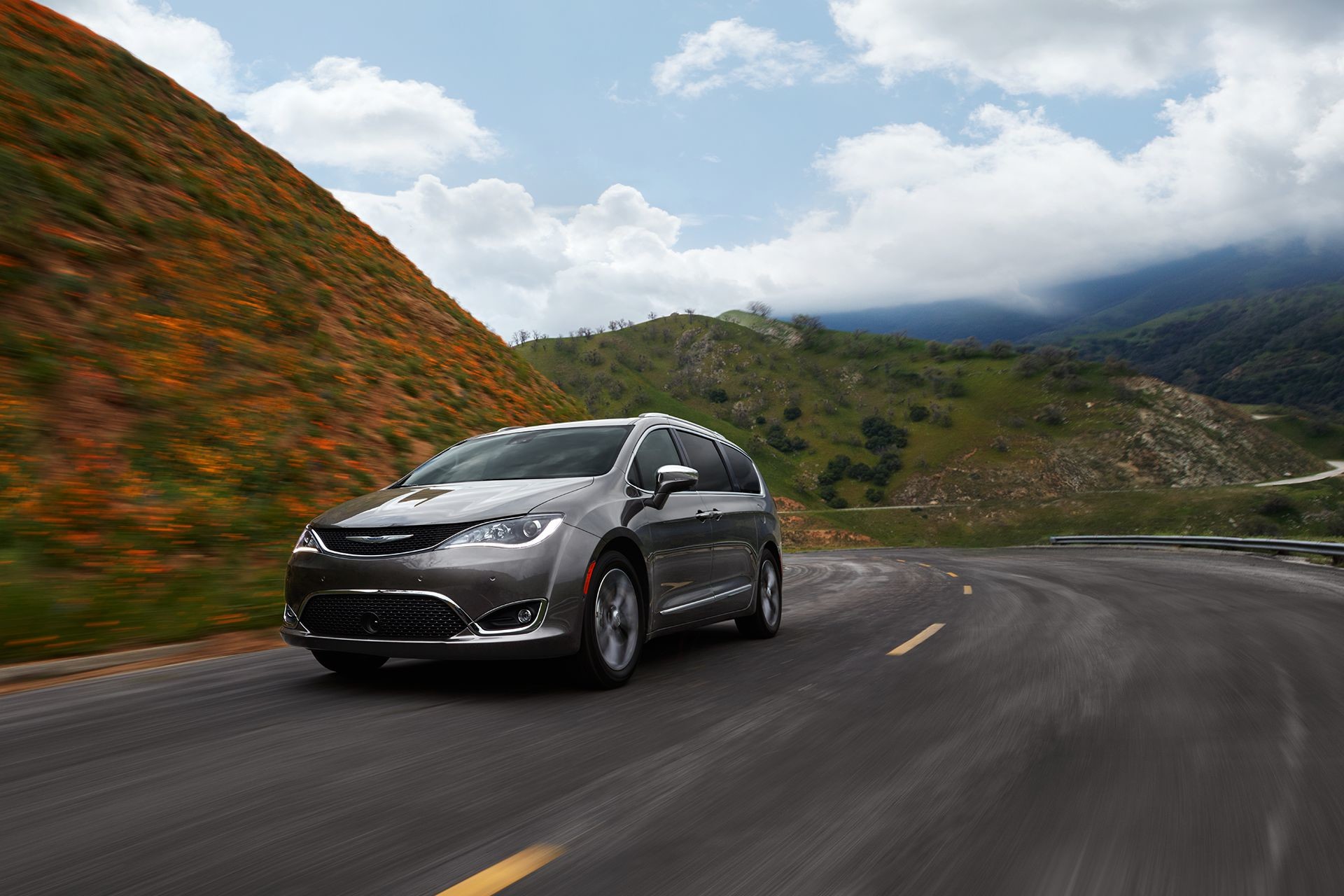 2018 Chrysler Pacifica Exterior Road Lifestyle