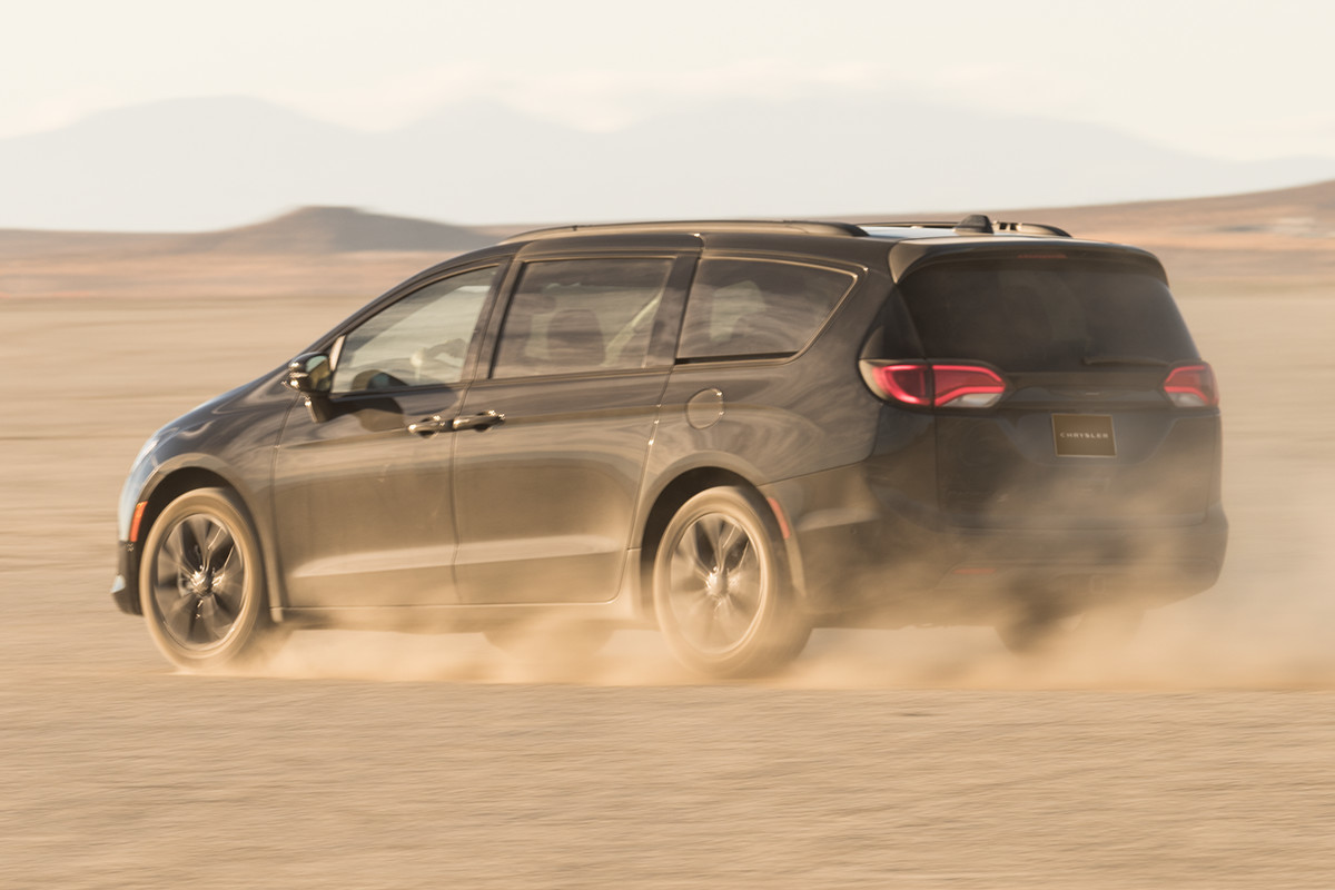 Chrysler Pacifica 2019 avec extérieur noir, roulant sur une route de terre