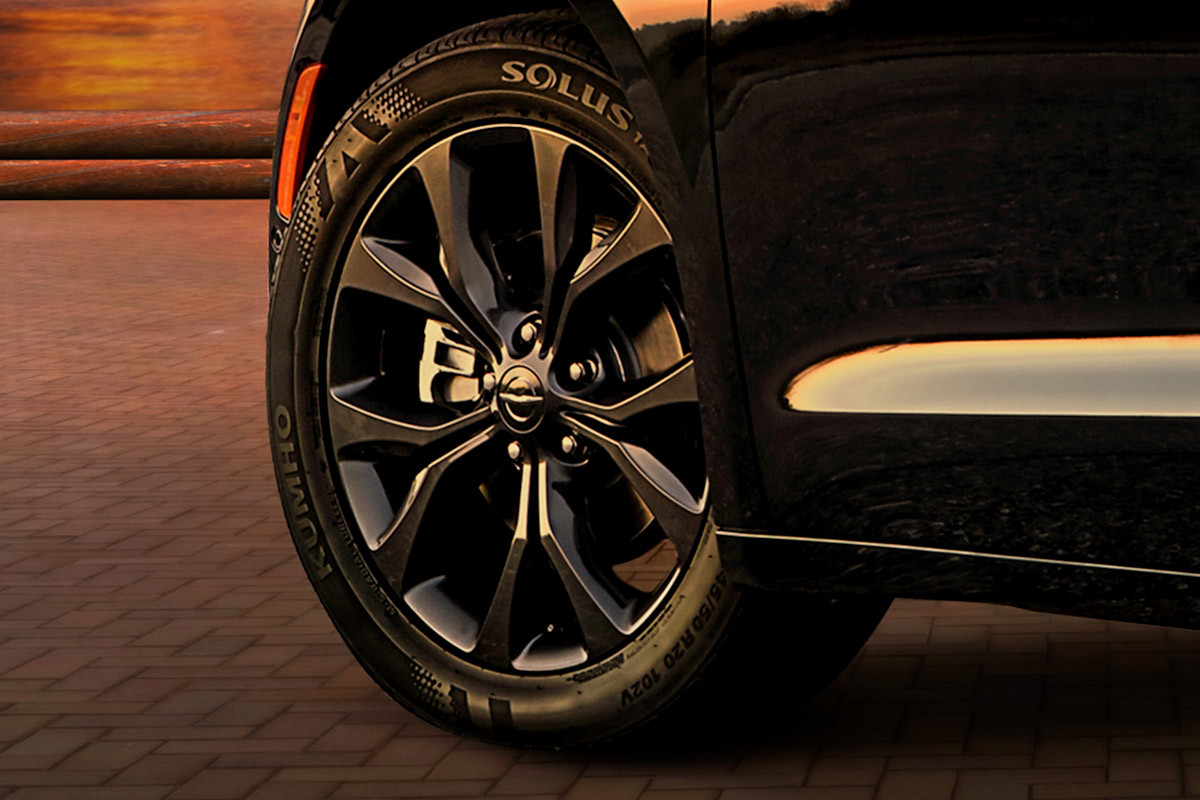 Chrysler Pacifica 2019 avec ensemble allure S et roues noir bruit