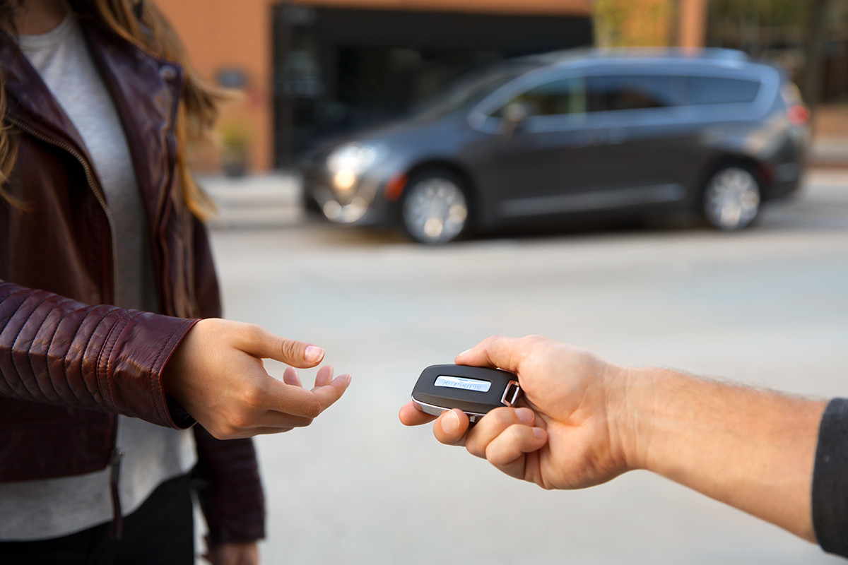 Porte-clés de la Chrysler Pacifica 2019 confié à un adolescent