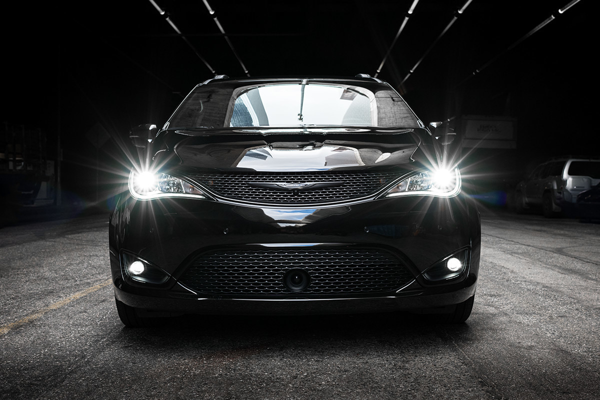 Chrysler Pacifica 2019 avec extérieur noir et lampes à DEL