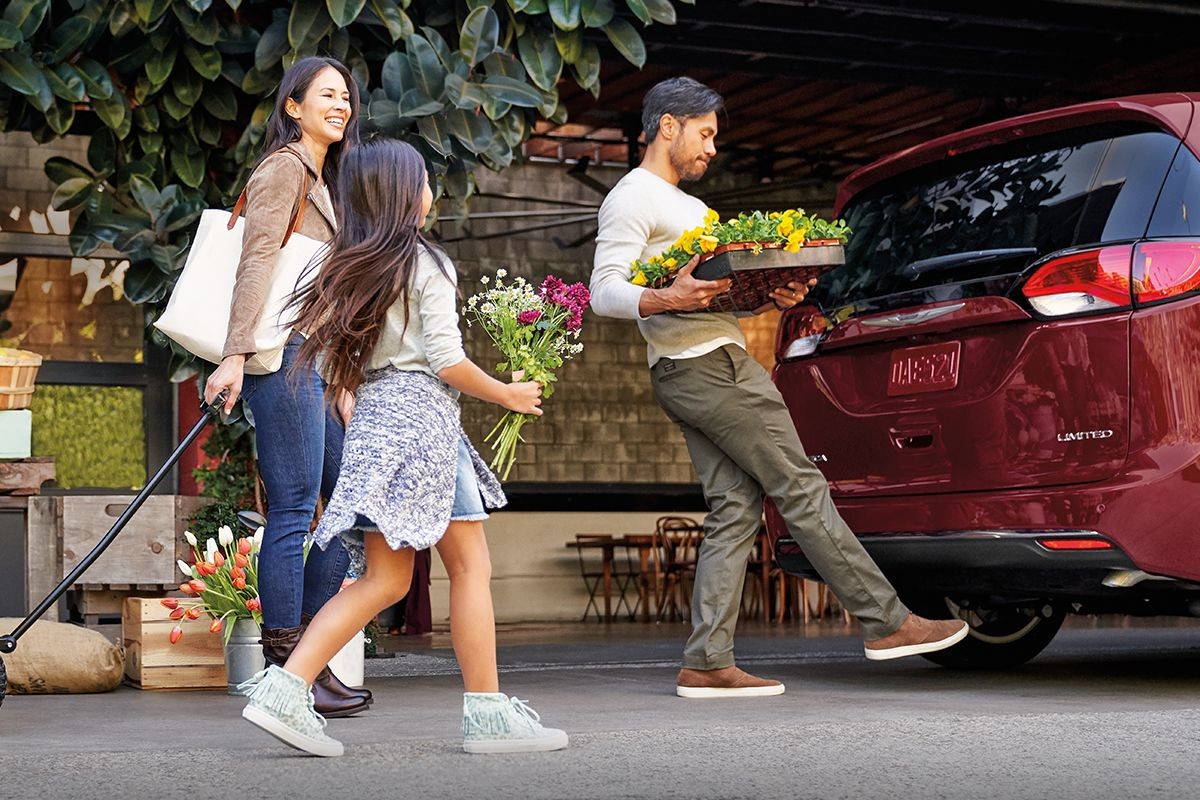 Homme ouvrant, sans se servir de ses mains, la porte coulissante de la Chrysler Pacifica 2019