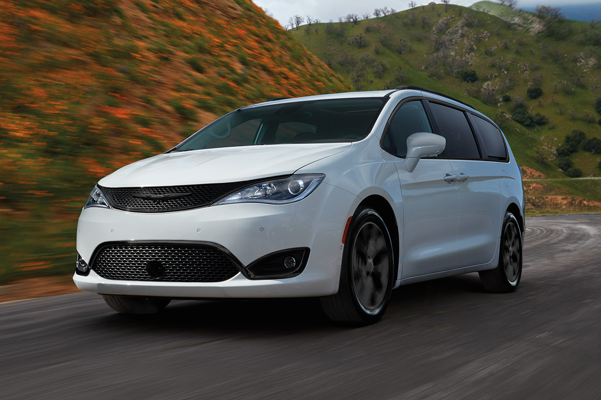 Chrysler Pacifica 2019 extérieur blanc sur la route