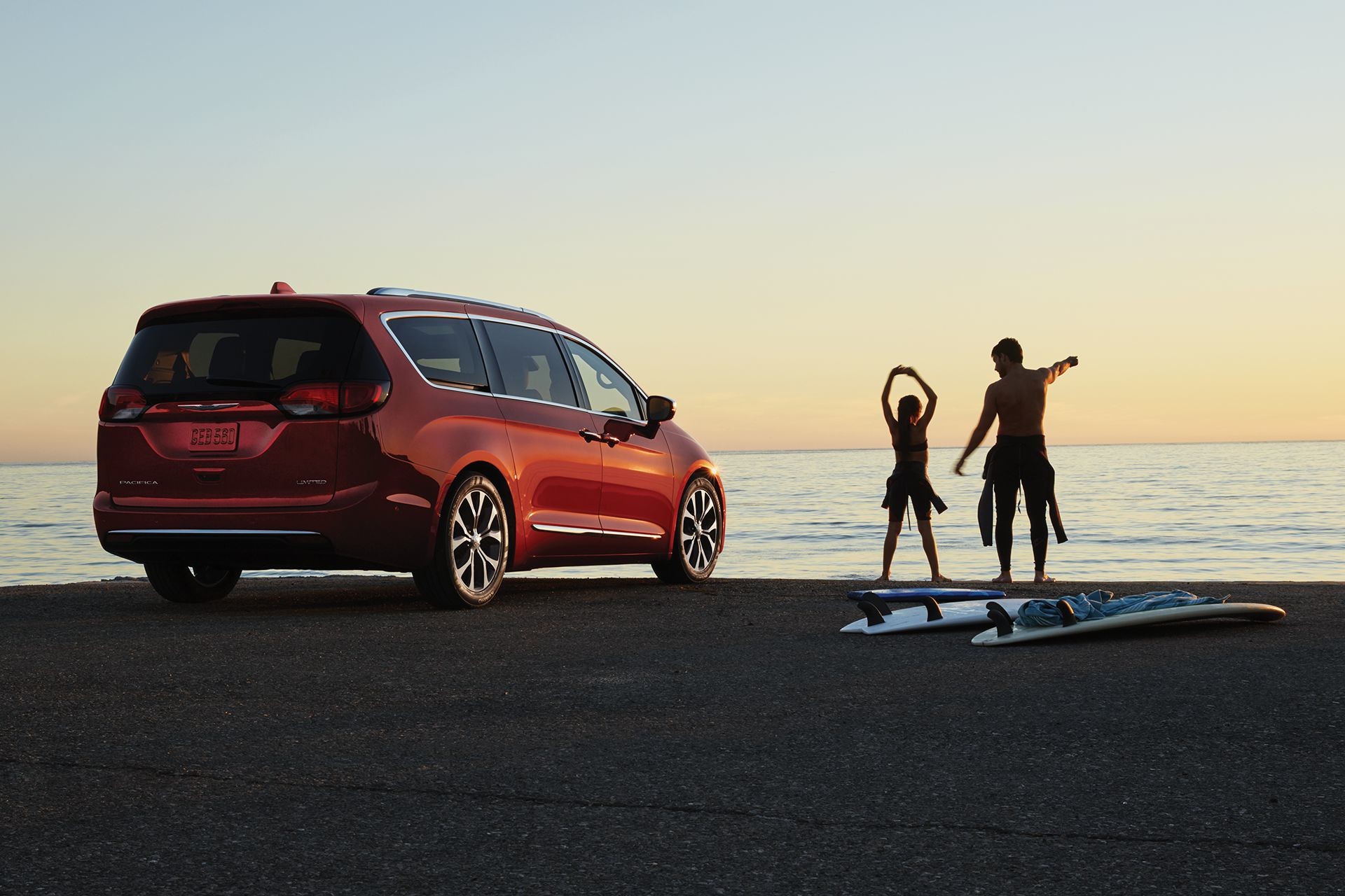Chrysler Pacifica 2019 avec extérieur rouge, vue sur l'océan