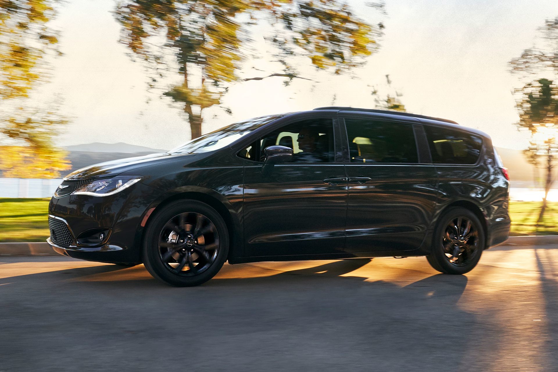 Chrysler Pacifica 2019 avec extérieur noir, roulant sur l'autoroute