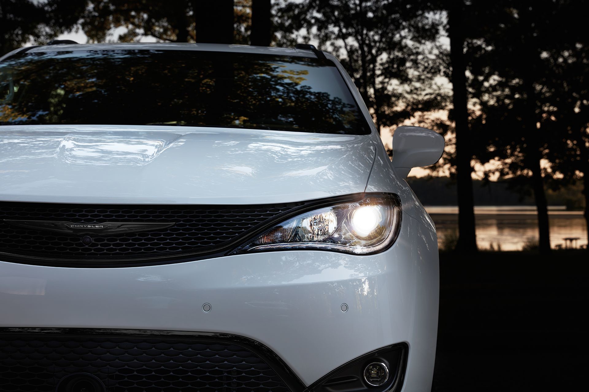 Chrysler Pacifica 2019 avec extérieur blanc avec lampes à DEL