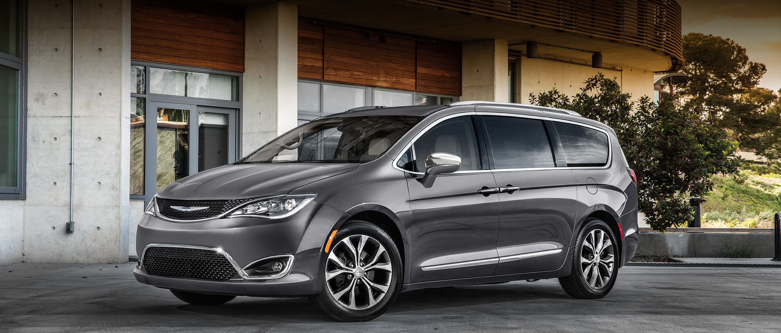Une Chrysler Pacifica argent roule à travers la ville