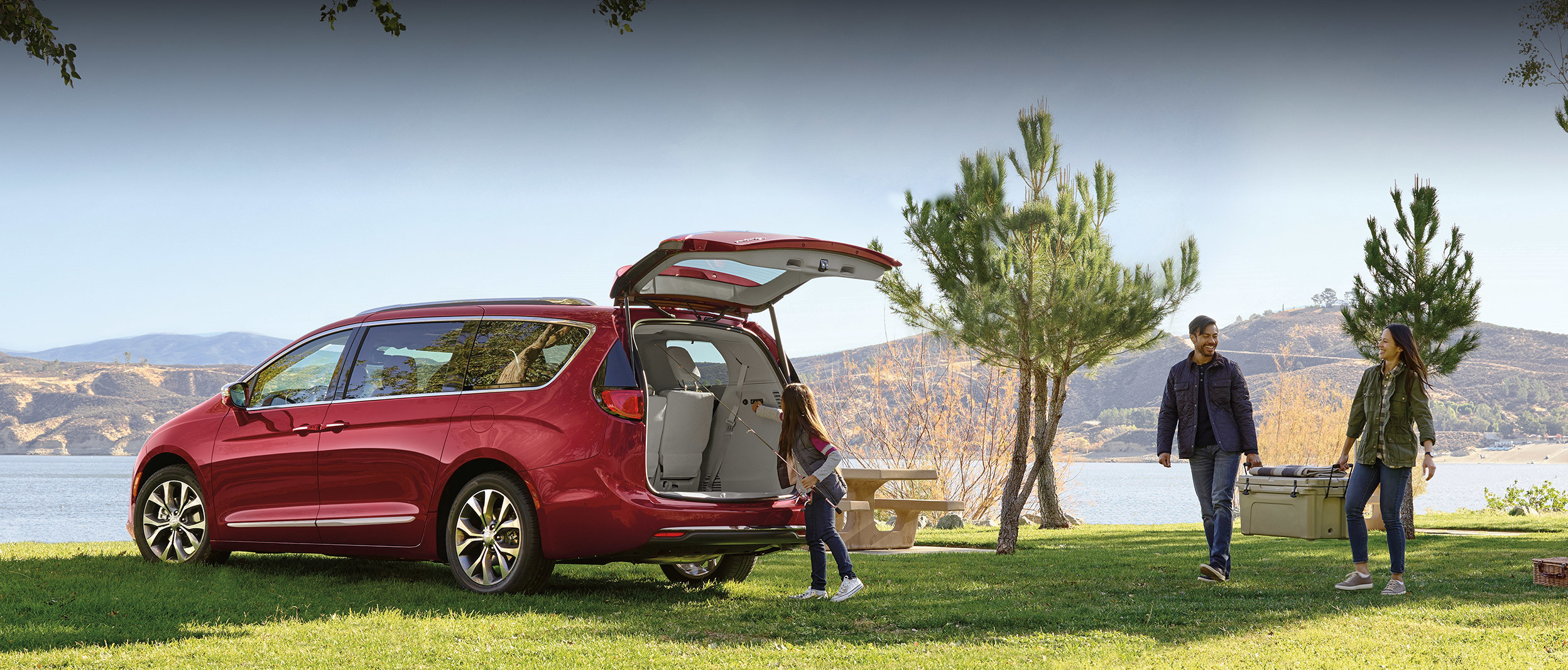 Chrysler Pacifica 2019 avec extérieur rouge avec hayon ouvert