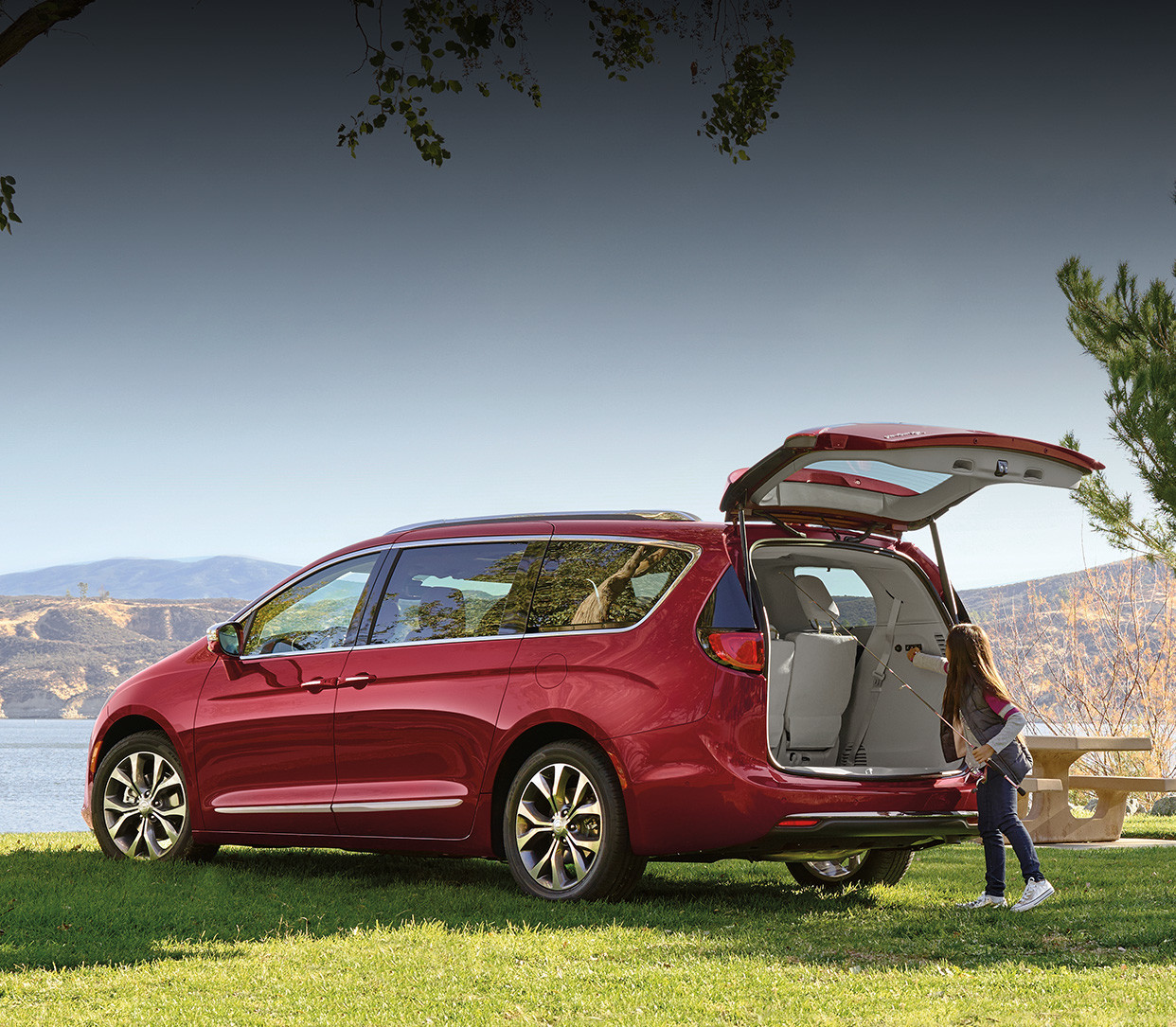 Chrysler Pacifica 2019 avec extérieur rouge avec hayon ouvert