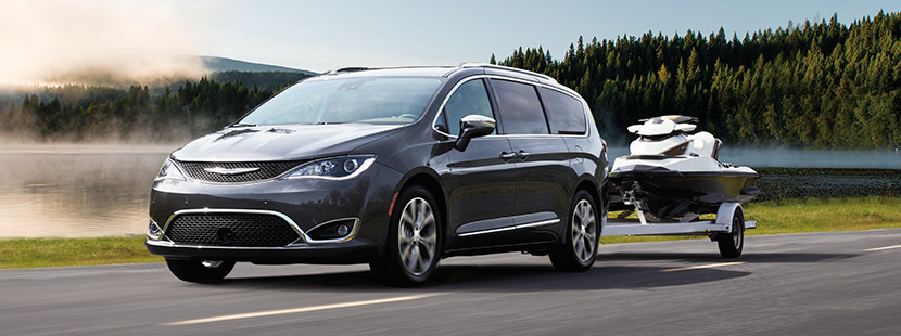 Chrysler Pacifica 2019 remorquant une motomarine