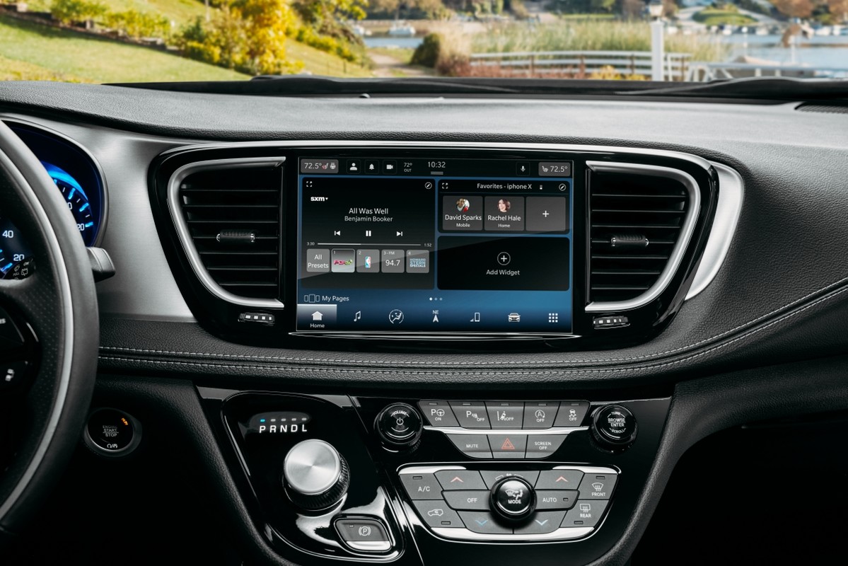 Gros plan du système de navigation GPS du centre multimédia Uconnect 5 doté d’un écran tactile de 10,1 po dans la Chrysler Pacifica 2021.