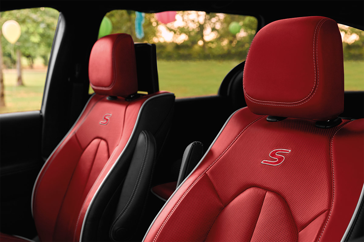 A close-up of the rodeo red Nappa leather-faced front performance seats available in the 2021 Chrysler Pacifica with the S Appearance Package Red S Edition.