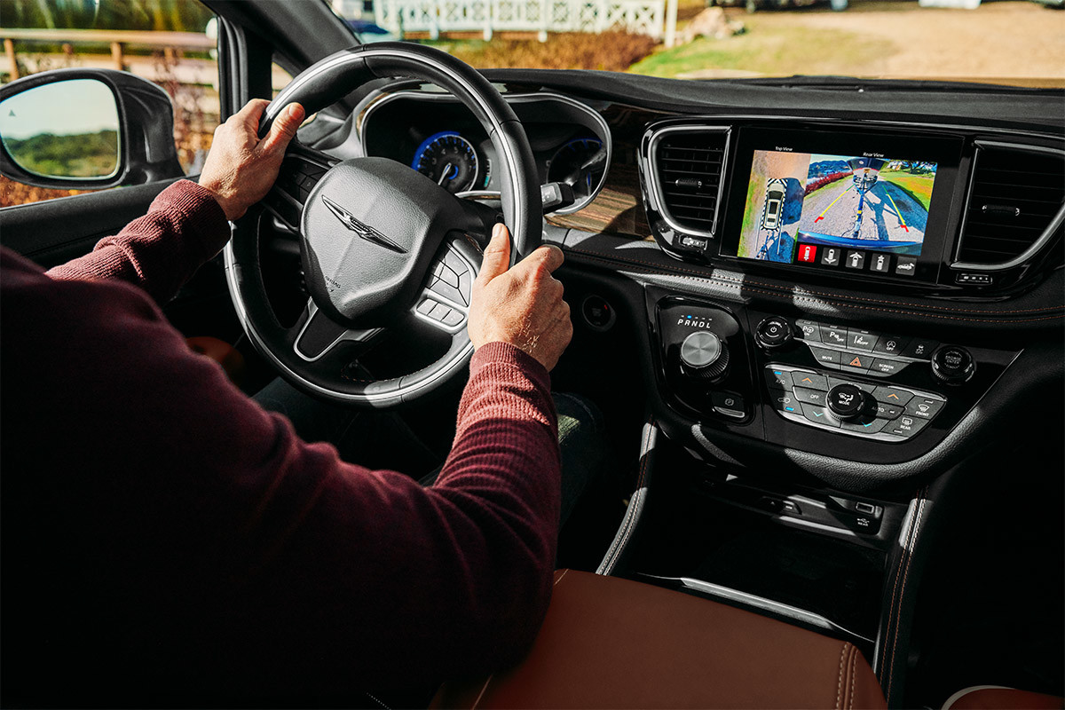 A close-up of the Uconnect multimedia centre displaying a fully stitched image of what’s around all four sides of the 2021 Chrysler Pacifica thanks to the 360-degree Surround View Camera.