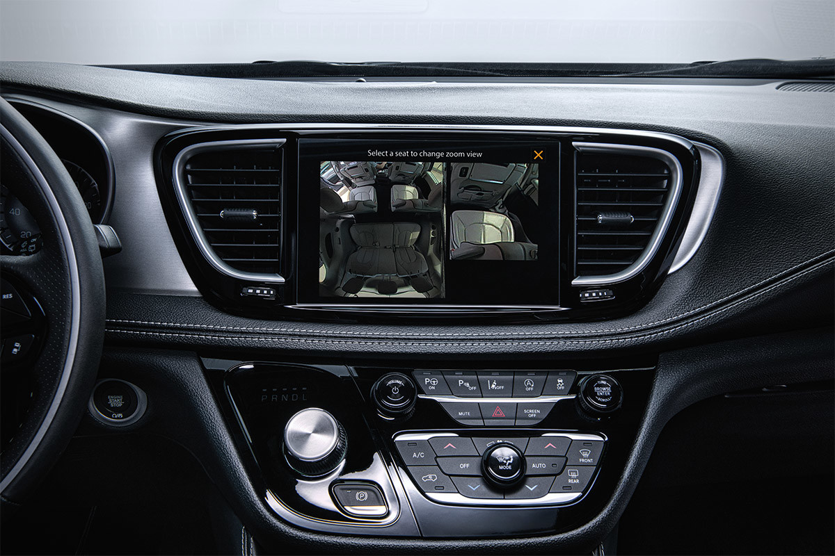 Gros plan de l’écran tactile de 10,1 po présentant l’affichage séparé des sièges arrière grâce à la caméra intérieure FamCAM livrable en option dans la Chrysler Pacifica 2021.