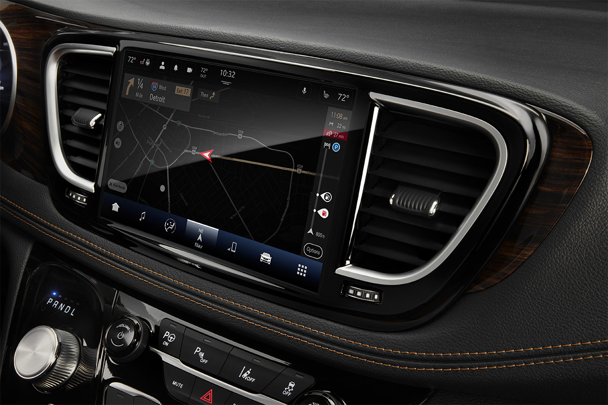 Gros plan du système de navigation UconnectMD livrable en option affiché sur l’écran tactile de 10,1 po de la Chrysler Pacifica 2021.