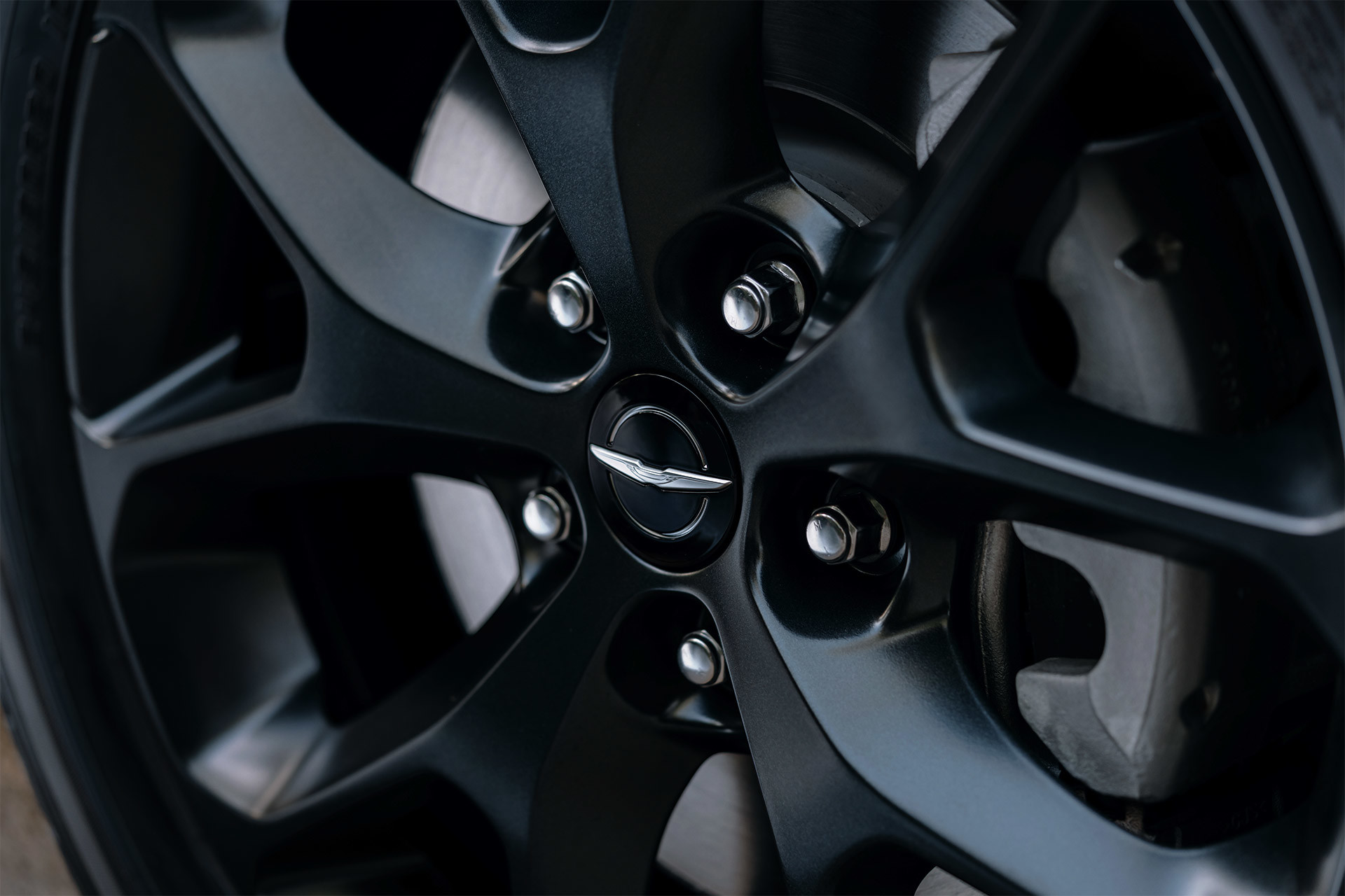 Gros plan des roues de 20 po en aluminium Foreshadow livrables en option de la Chrysler Pacifica 2021.