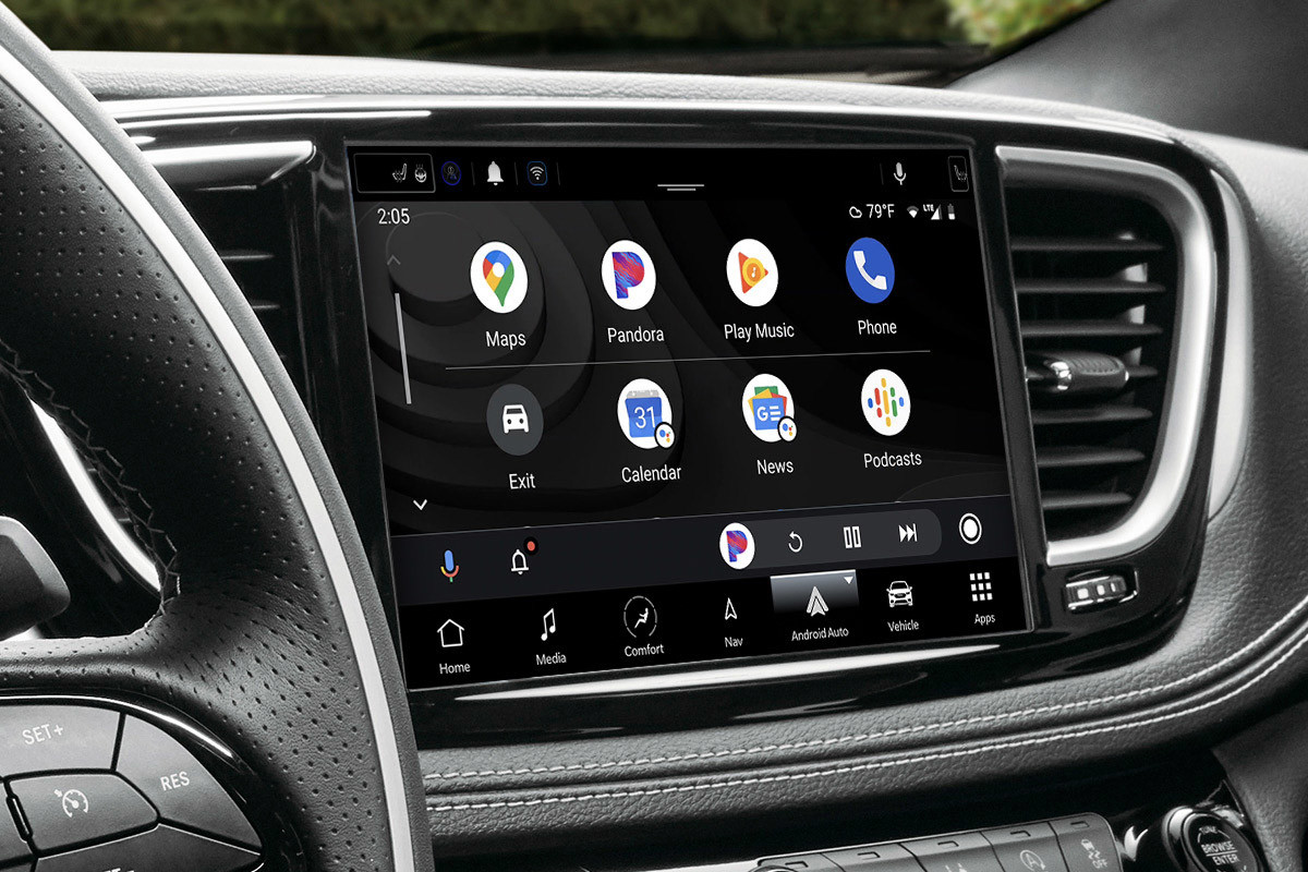 Intérieur avant d'une Chrysler Pacifica 2022 montrant des caractéristiques médiatiques.