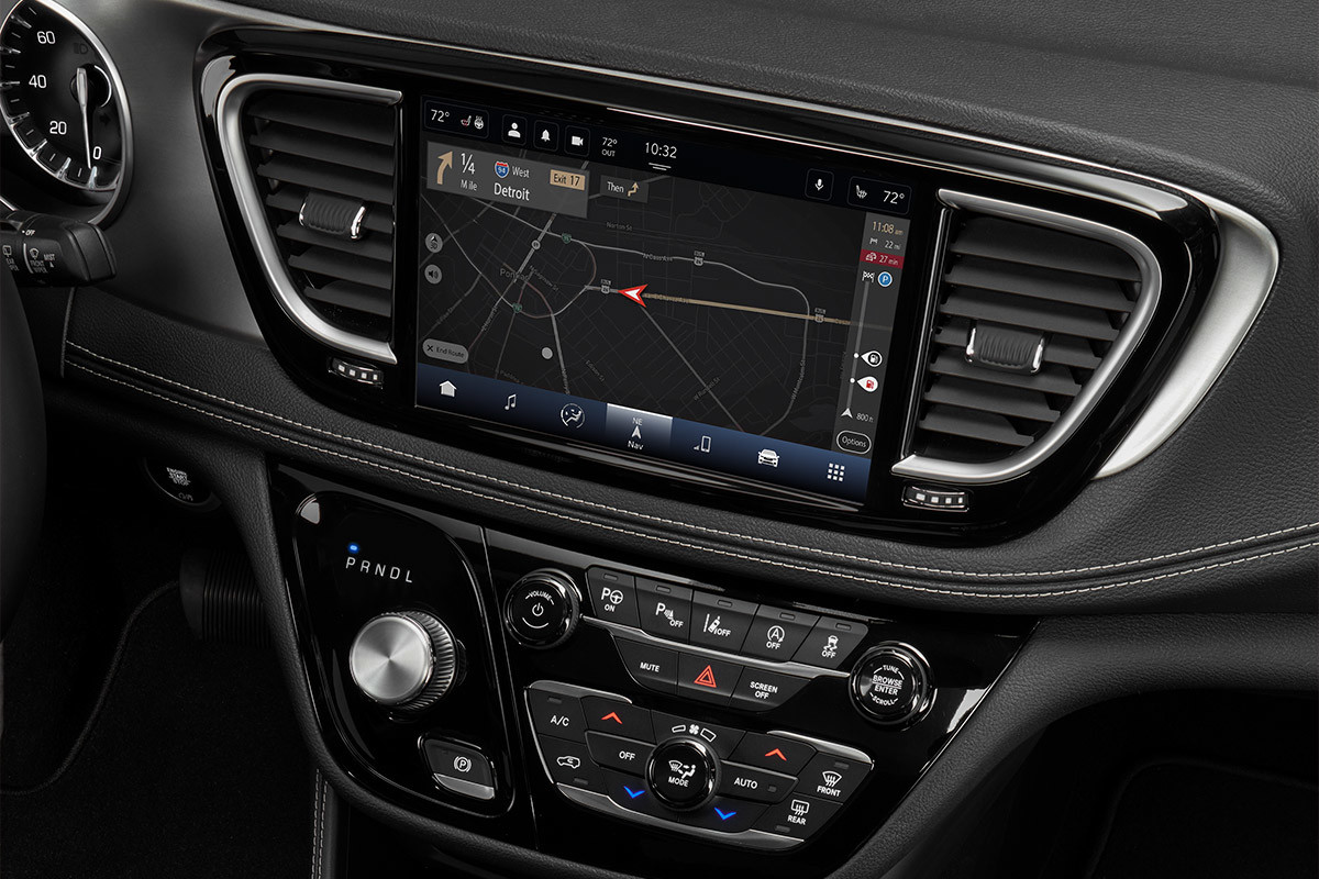 Intérieur avant d'une Chrysler Pacifica 2022 montrant des caractéristiques médiatiques.