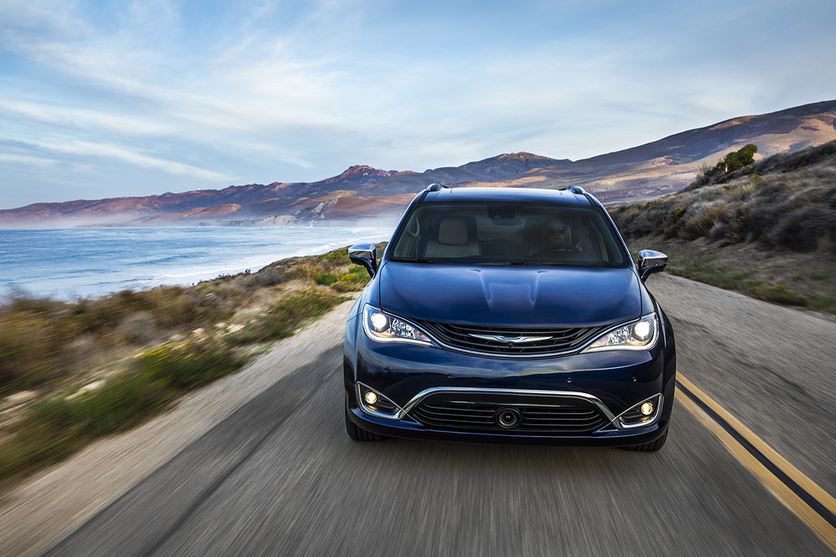 Extérieur de la Chrysler Pacifica Hybrid 2018 - pleins feux sur l’esthétique