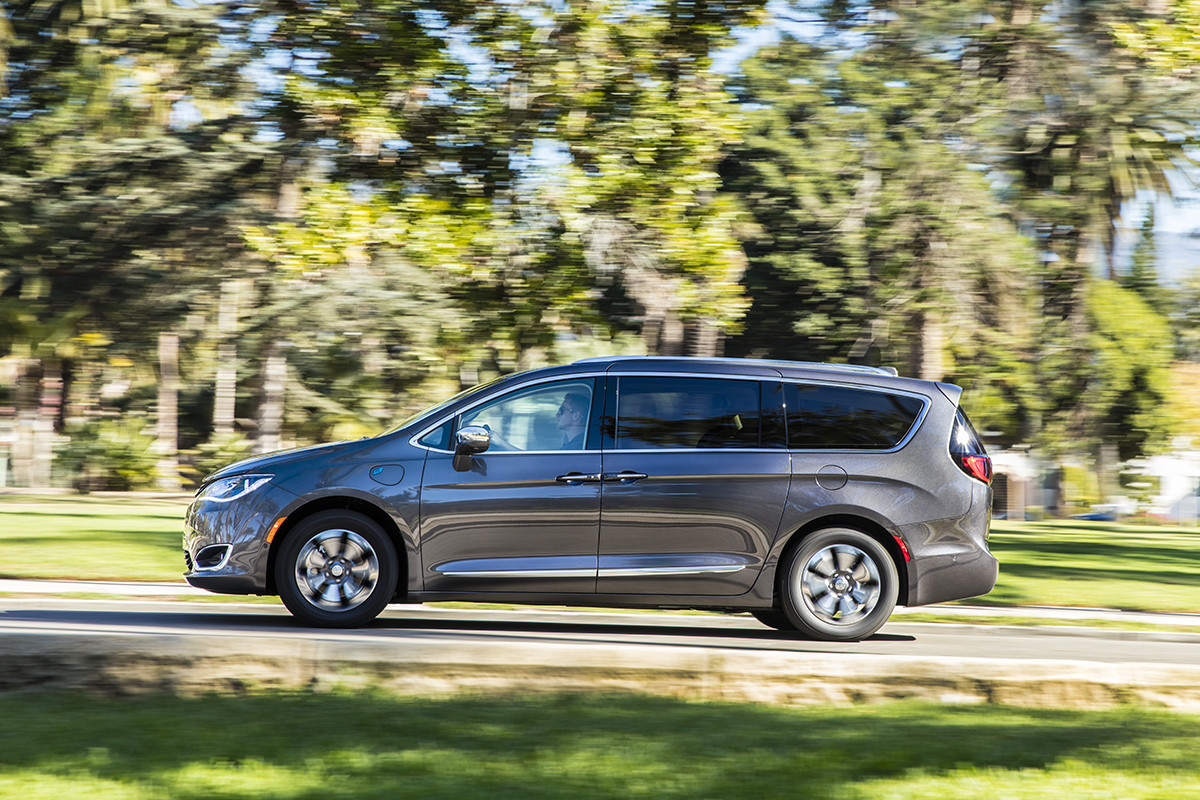 Extérieur de la Chrysler Pacifica Hybrid 2018, vue latérale - une multitude de caractéristiques de sécurité