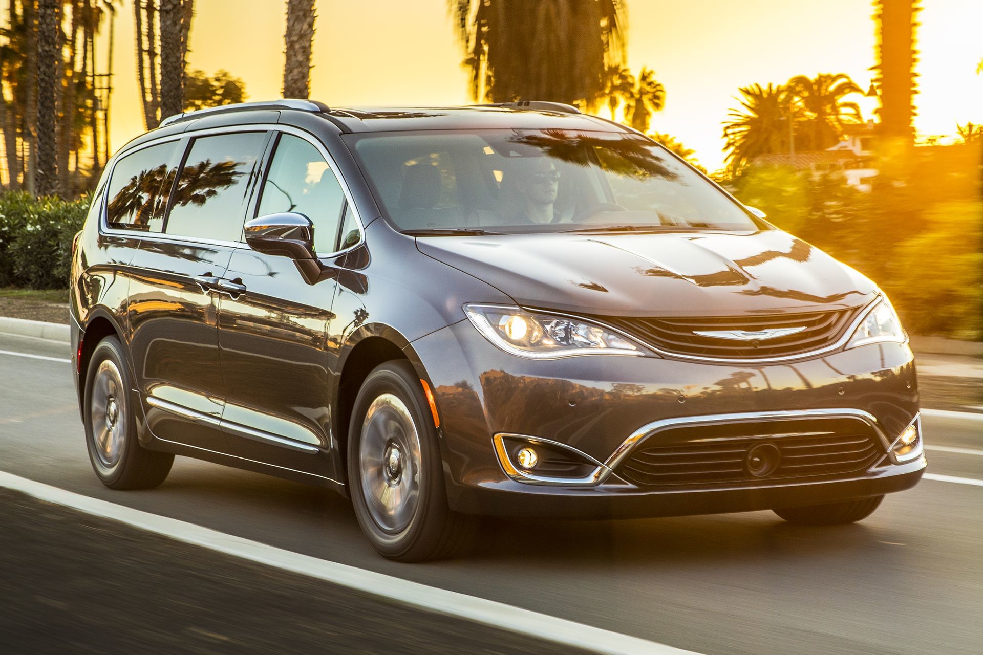 Extérieur de la Chrysler Pacifica Hybrid 2018 - style de vie, sur la route
