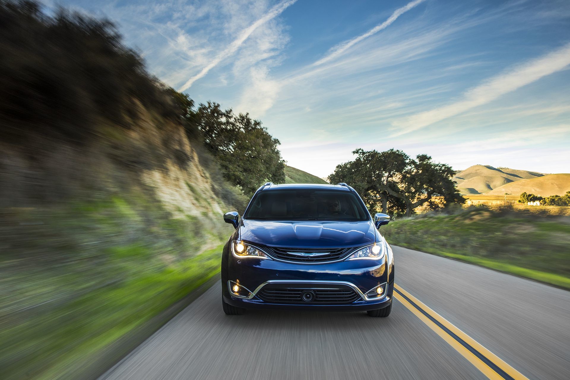 Extérieur de la Chrysler Pacifica Hybrid 2018, vue de face - style de vie, sur la route